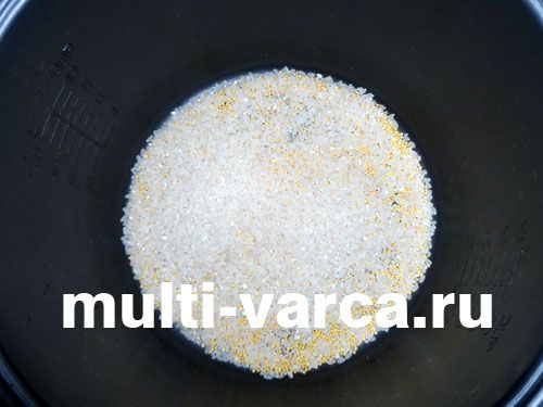 Висипаємо в мультиварку промитий рис
