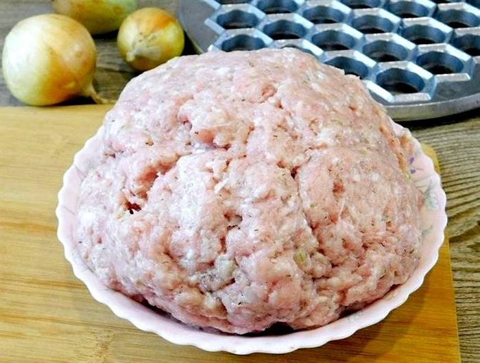 Фарш для пельменів домашніх зі свинини Поступово вмішуйте борошно і додайте сіль